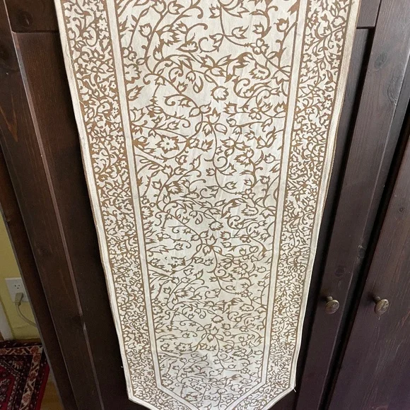 PRICE DROP! Elegant Gold Filigree Table Runners - Set of 2 - Picture 2 of 10